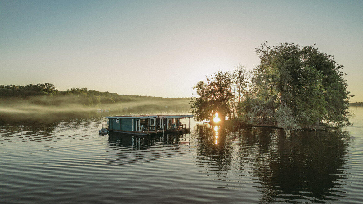 Hausboot ohne Führerschein: Wo und wie geht das?