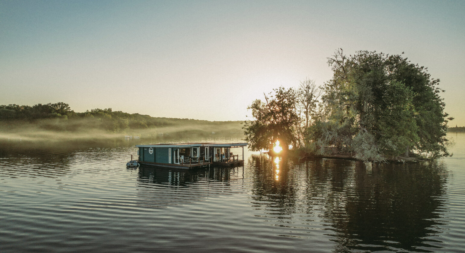 Hausboot ohne Führerschein: Wo und wie geht das?