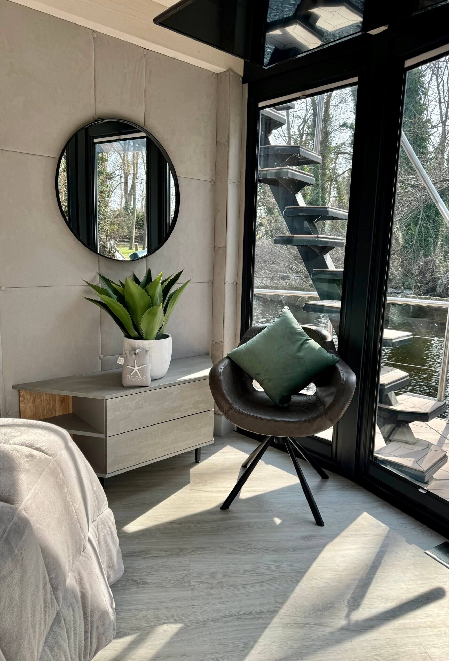Floating Home Shanti 2