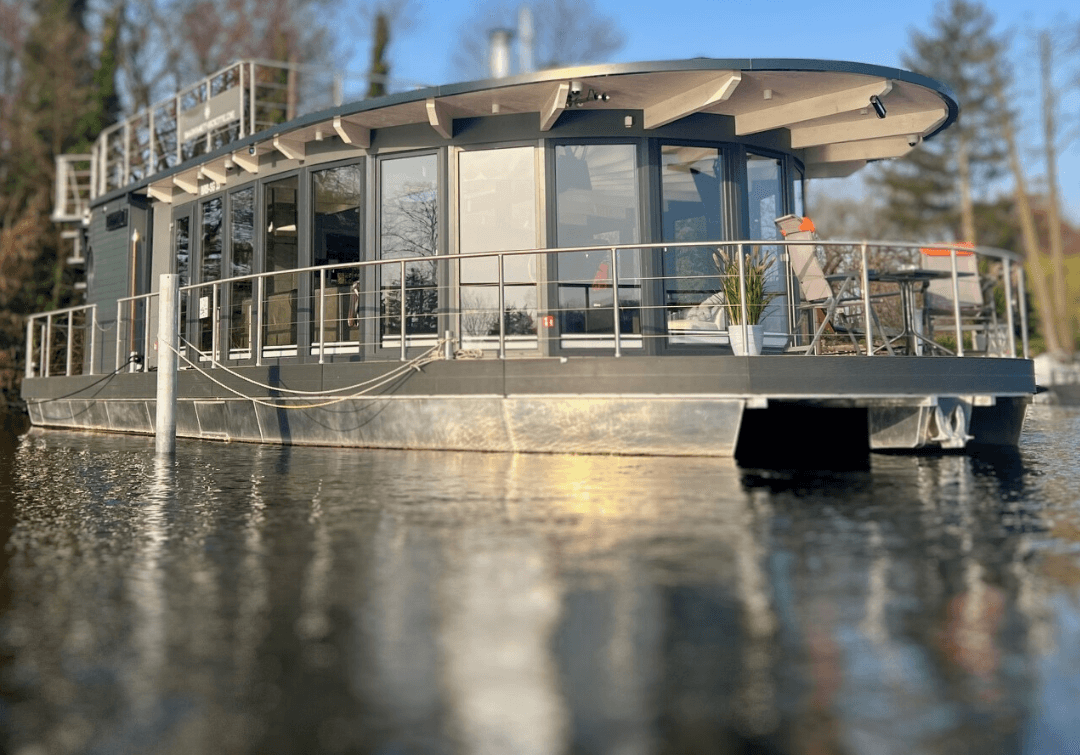 Luxus Pur | Verglastes Hausboot mit Panorama-Ausblick & Kamin an der Havel