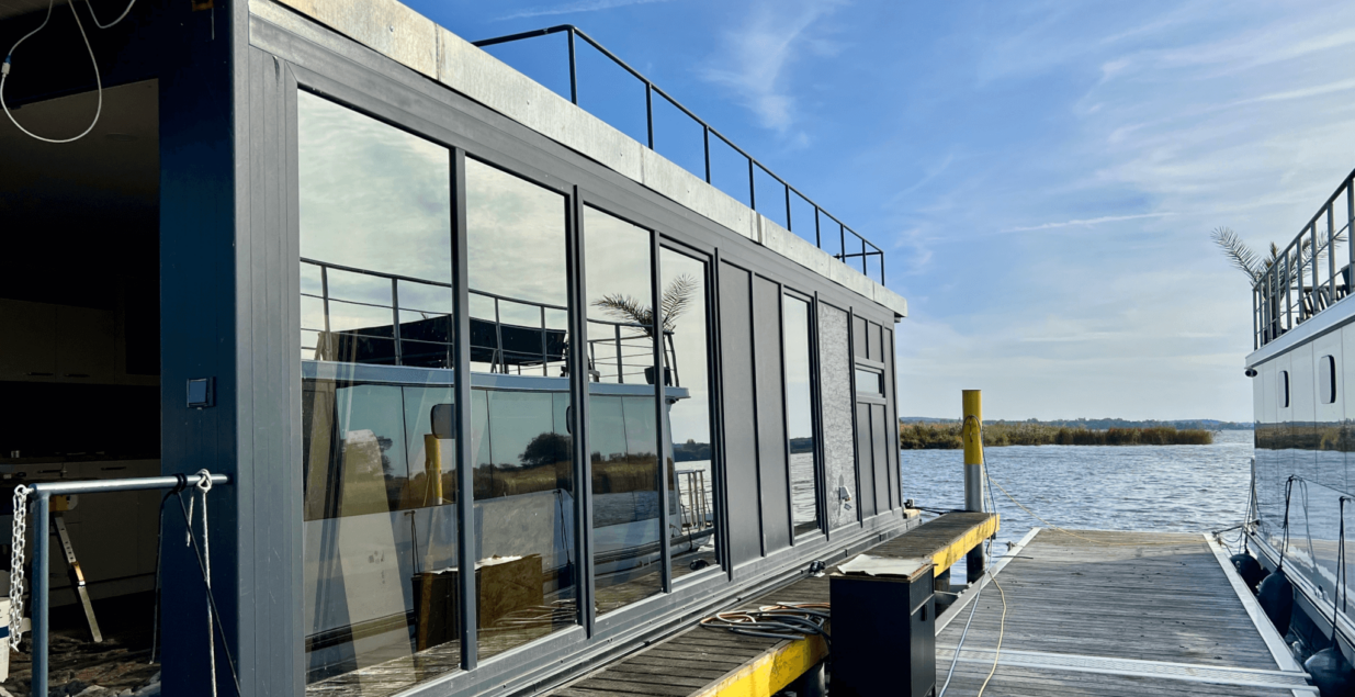 Führerscheinfreies Hausboot Haveltänzer 6 Personen mit Sauna & Dachterrasse Führerscheinfreies Hausboot Haveltänzer 6 Personen mit Sauna & Dachterrasse