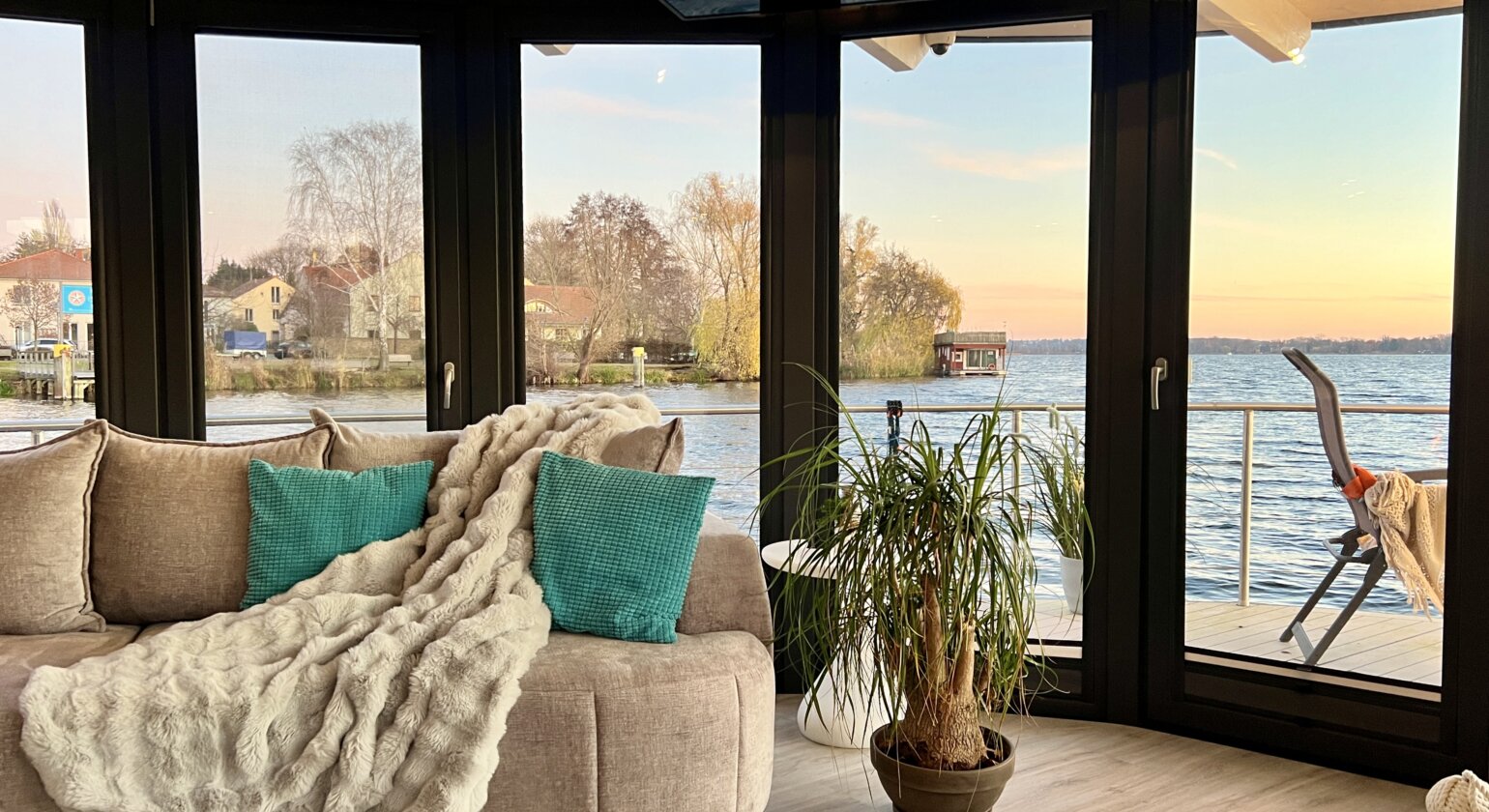Floating Home Shanti 2 Romantischer Hausbooturlaub – Die perfekte Auszeit für Paare ❤️
