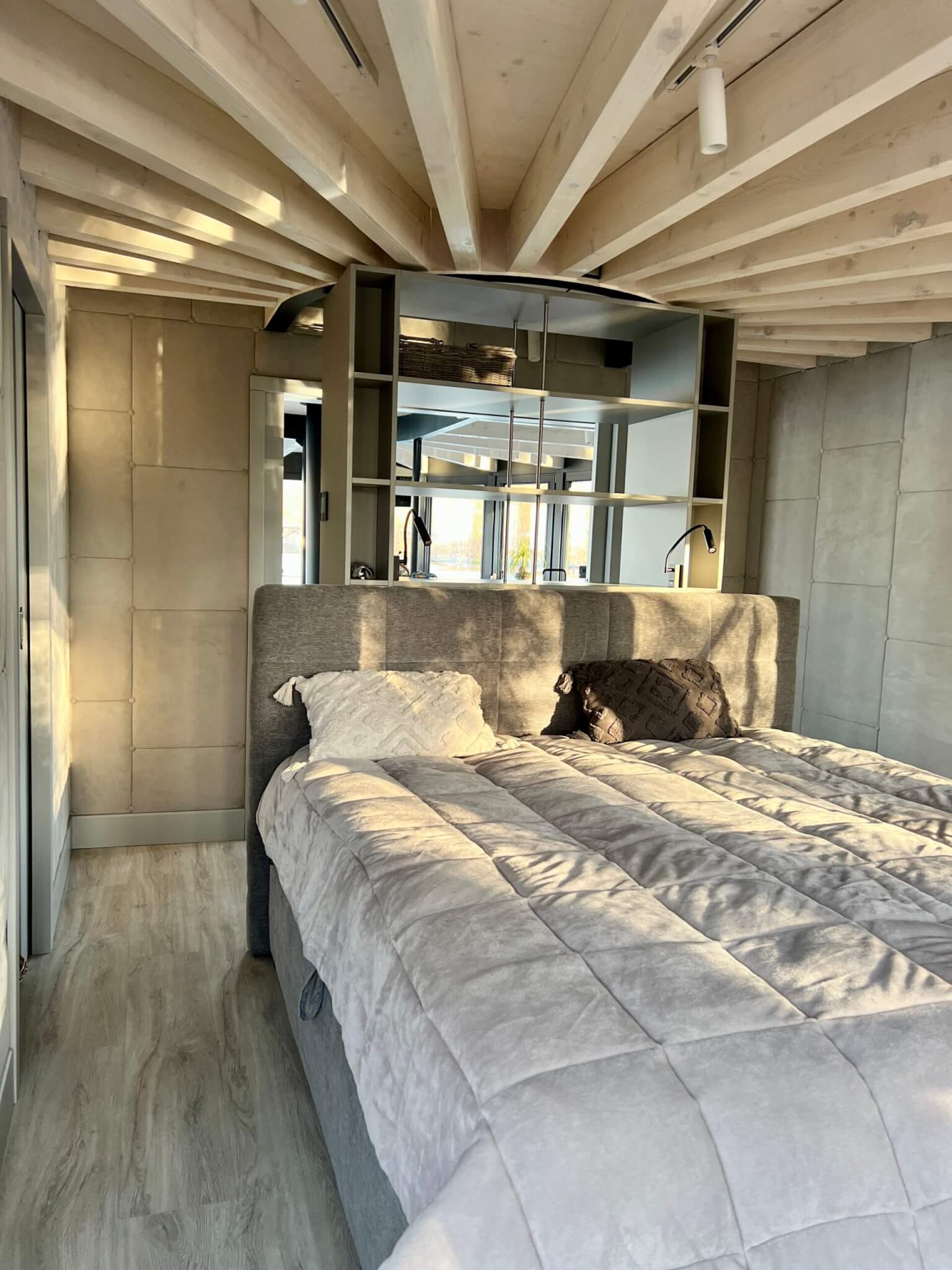 Modernes Schlafzimmer auf einem Floating Home Shanti 2